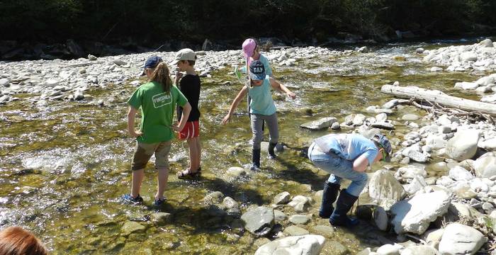 Schüler am Fluss