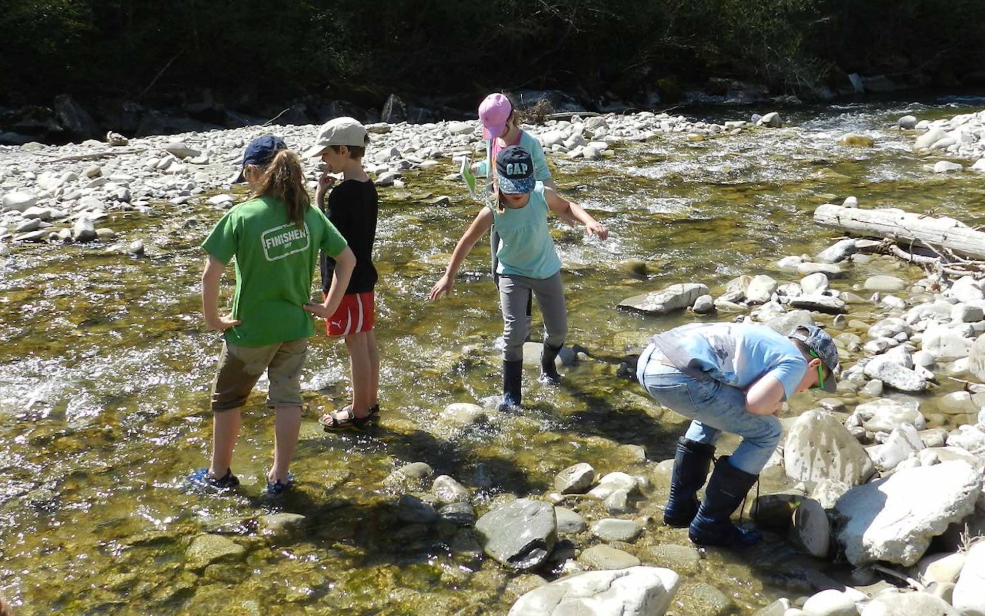 Schüler am Fluss © Sylvie Rotzetter