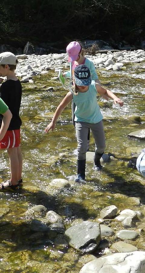Schüler am Fluss