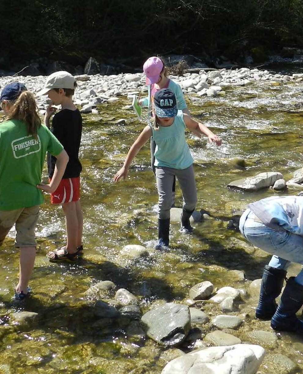 Schüler am Fluss